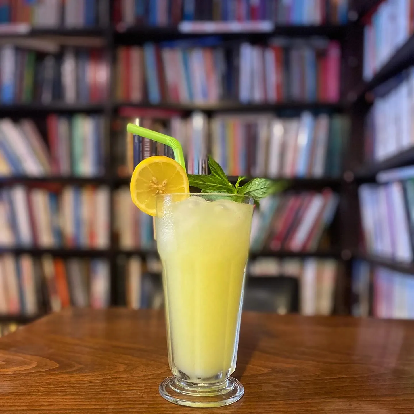 Kitap Cafe Avcılar’da binlerce kitapla okurlarını bekliyor